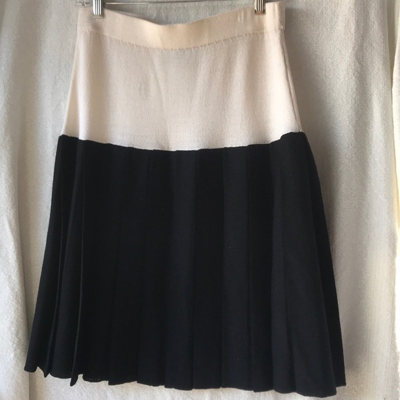 St. John Collection Dresses & Skirts - St. John cream & black pleated skirt size 12